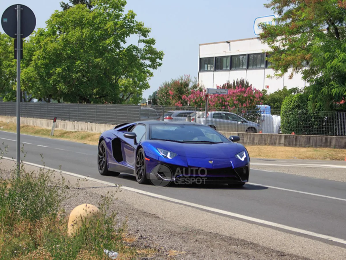 Lamborghini-Aventador-SV-0127072015.jpg Родстер Lamborghini Avendator SV лишился камуфляжа