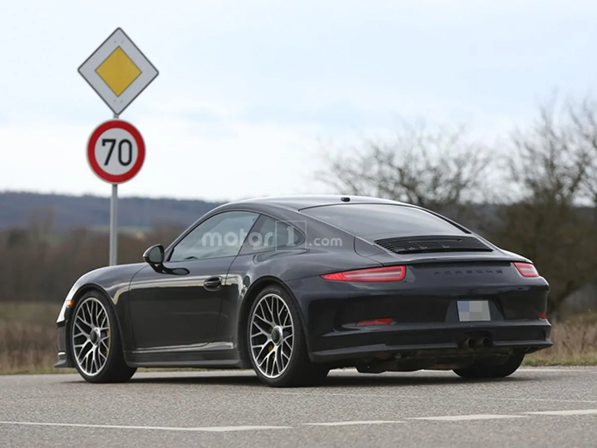 911-01.jpg Porsche 911 R рассекречен раньше премьеры