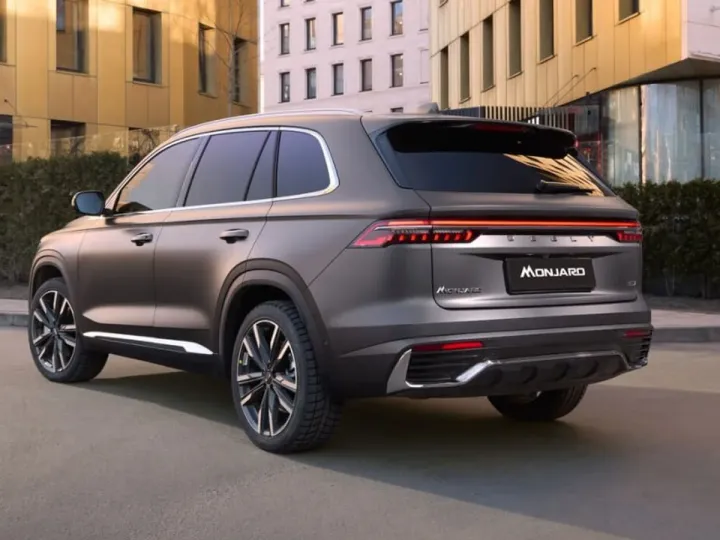 Популярный кроссовер Geely Monjaro резко подешевел в России