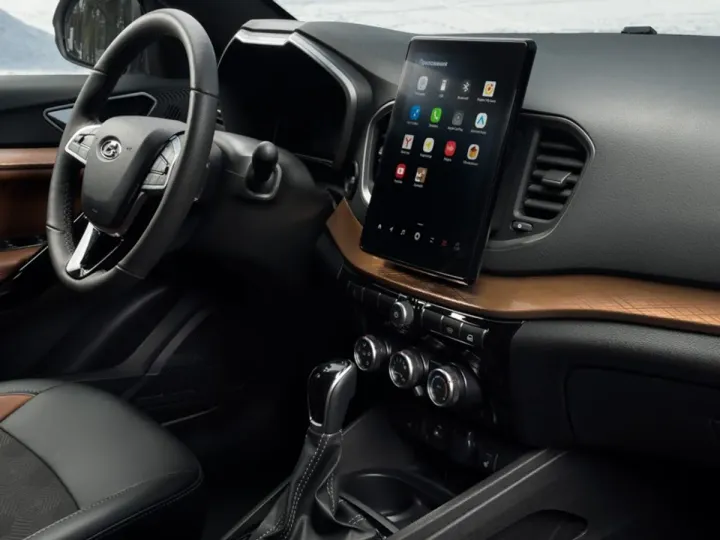 Редкие Lada Vesta SW Cross в новом цвете сняли на фото у дилера