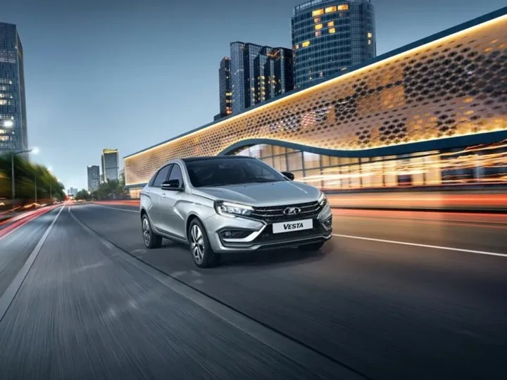 «РГ»: АвтоВАЗ будет продавать Lada Vesta с новыми опциями от 1,5 млн рублей