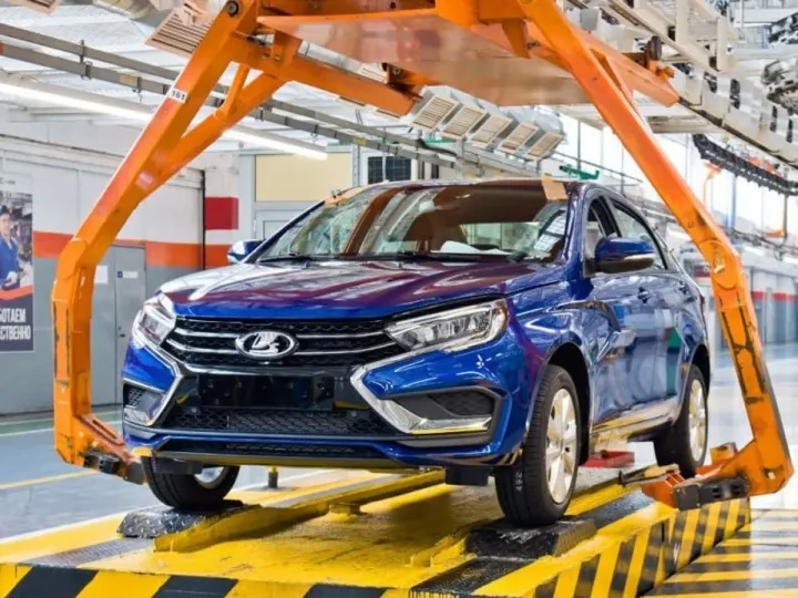 В РФ начались продажи Lada со скидкой 20% для участников СВО