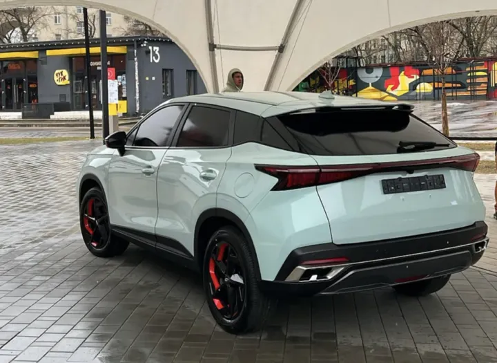 В России сфотографировали китайский кроссовер Chery Omoda 5