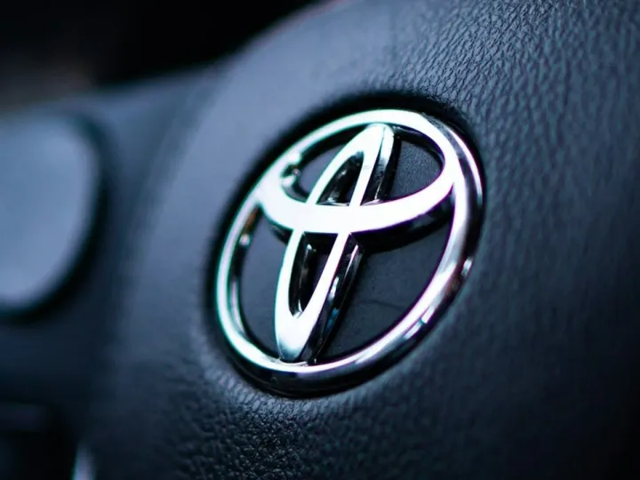 В России запустили продажи нового Toyota Land Cruiser 300 за 9 млн рублей
