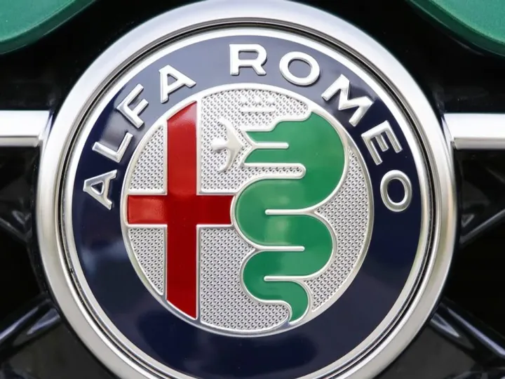 Заброшенный автосалон с Alfa Romeo сняли на видео