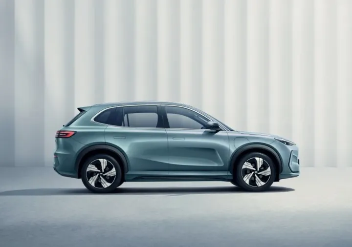 Завод «Белджи» планирует наладить выпуск кроссовера Geely EX5