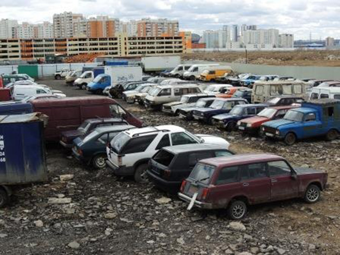 В Москве за 5 месяцев вывезли с улиц 4,5 тысячи брошенных машин