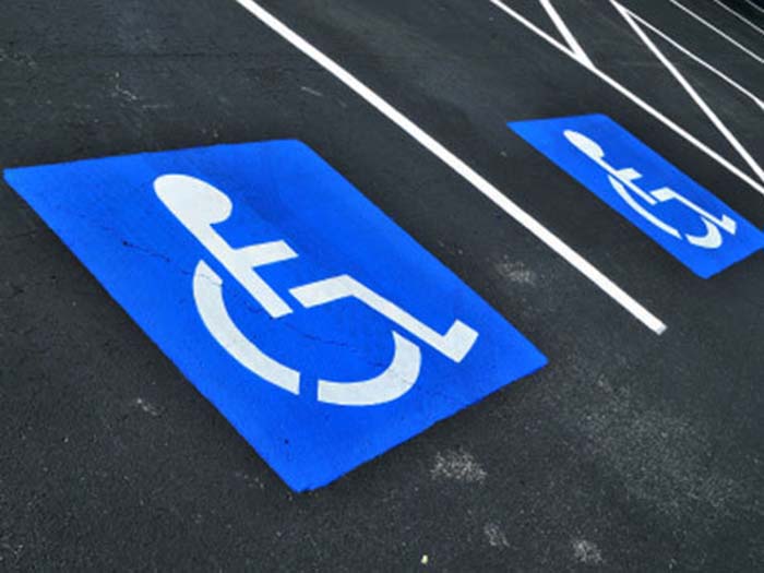 Москва хочет штрафовать за парковку на местах для инвалидов