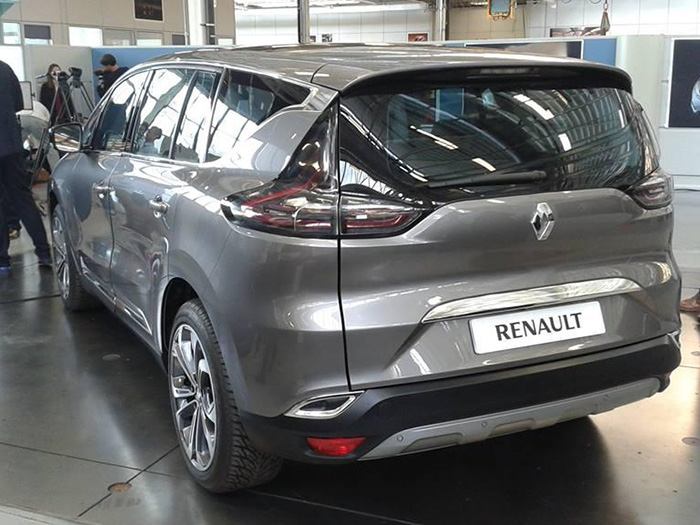 Renault Espace представили публике: первые фото интерьера