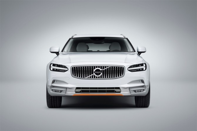 Volvo объявила рублевые цены на спецверсию универсала V90 Cross Country
