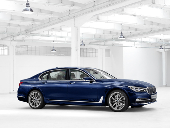 BMW назвало российские цены юбилейного седана 7-й серии
