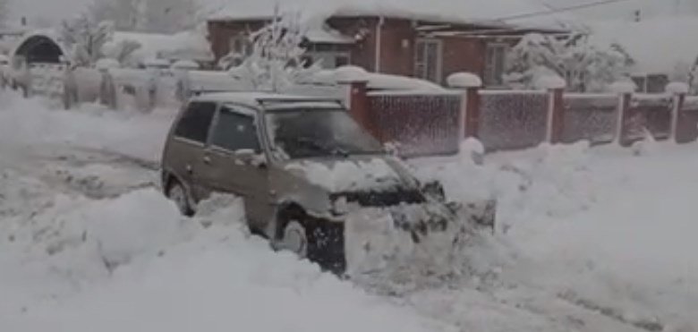 Житель Ростовской области переделал «Оку» в снегоуборщик