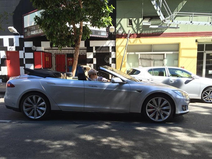 Tesla Model S превратили в кабриолет