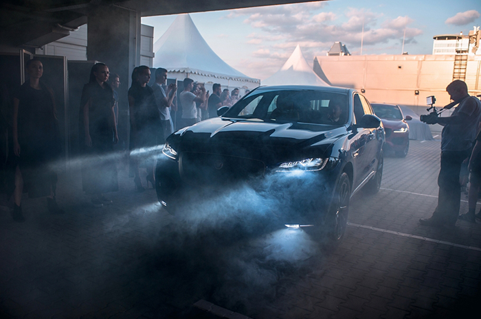 АВИЛОН презентовал новый Jaguar F-PACE на крыше дилерского центра