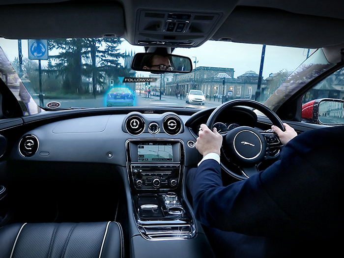 Jaguar Land Rover разрабатывает «прозрачные» стойки