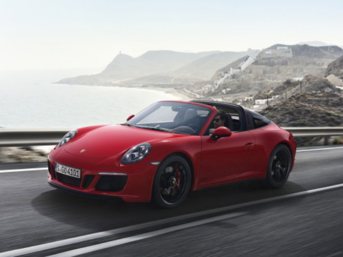 Porsche объявило российские цены на спорткар 911 GTS