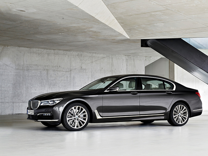 BMW объявила рублевые цены на седан 740Li xDrive
