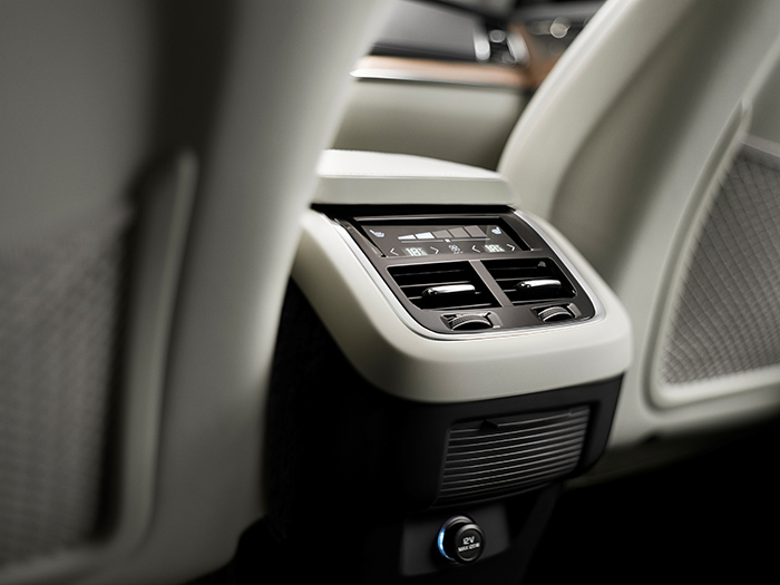 Volvo полностью рассекретила интерьер нового XC90