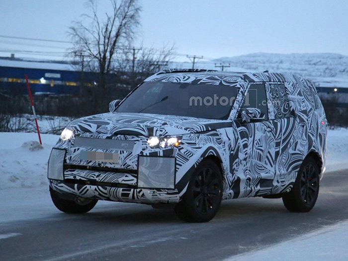 Land Rover тестирует новый Discovery в зимних условиях