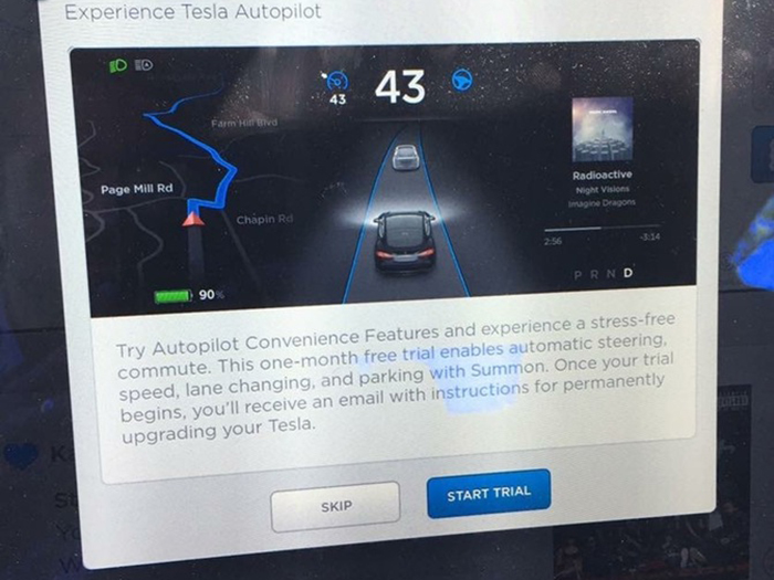 Tesla предложила бесплатно протестировать автопилот