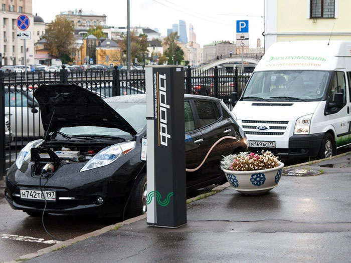 За парковку обычных автомобилей у зарядок для электромобилей могут ввести штраф