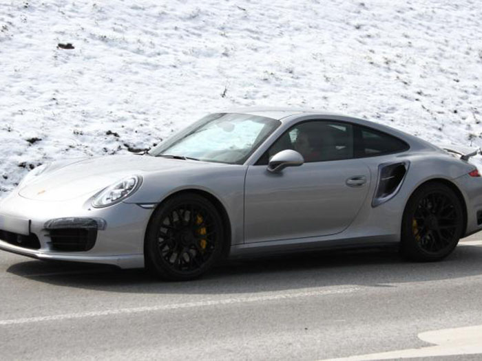 Porsche 911 Turbo «попался» без камуфляжа