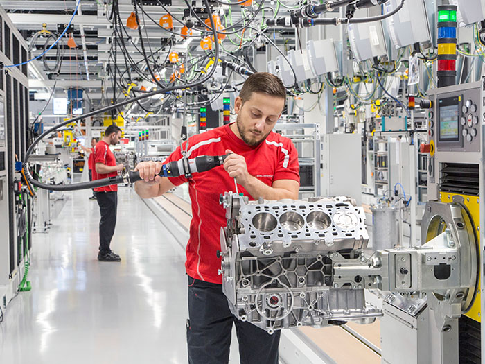 Porsche открыл новое производство восьмицилиндровых двигателей