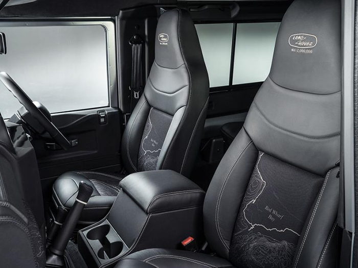 Юбилейный Land Rover Defender продали почти за 600 тысяч долларов
