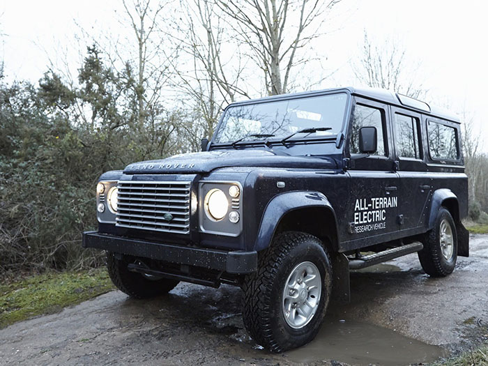 Land Rover «заряжает» Defender для автосалона в Женеве