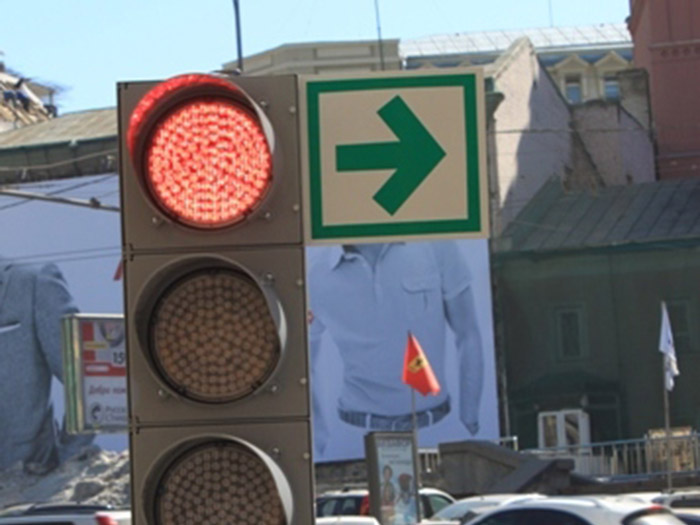 Где можно будет повернуть направо на красный?