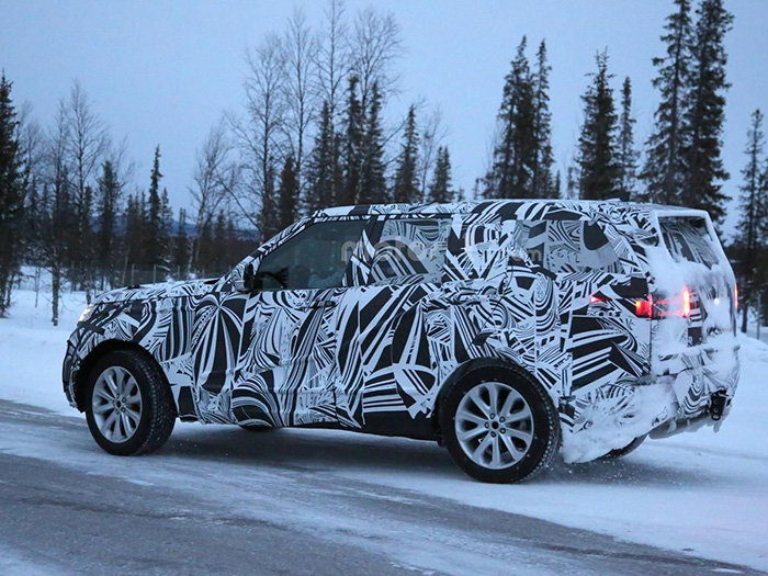 Land Rover тестирует новый Discovery в зимних условиях