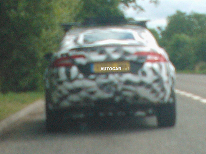 Кроссовер Jaguar впервые выехал на дороги