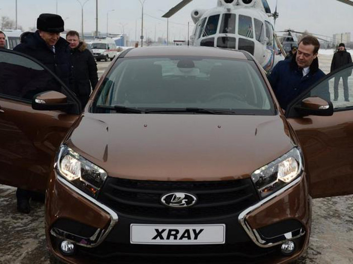 Дмитрий Медведев протестировал Lada XRAY