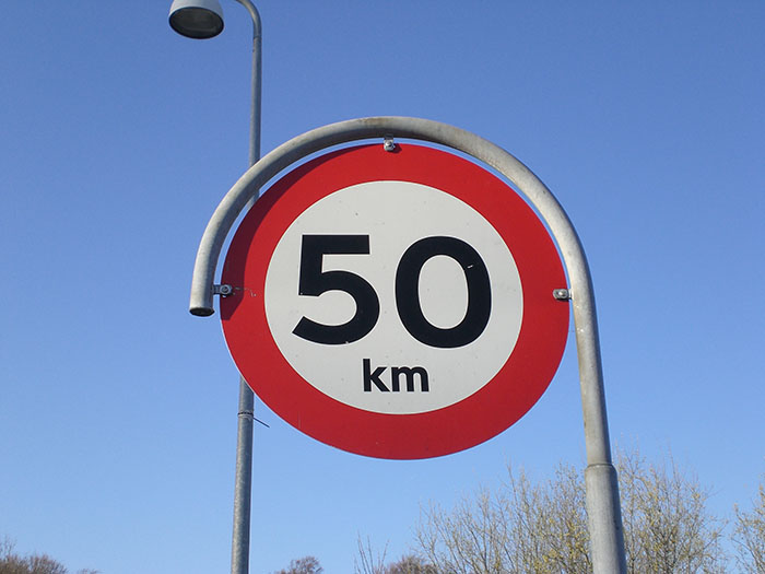 Разрешенную скорость в населенных пунктах могут снизить до 50 км/ч