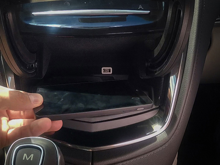 Автомобили Cadillac получат беспроводную зарядку для смартфонов