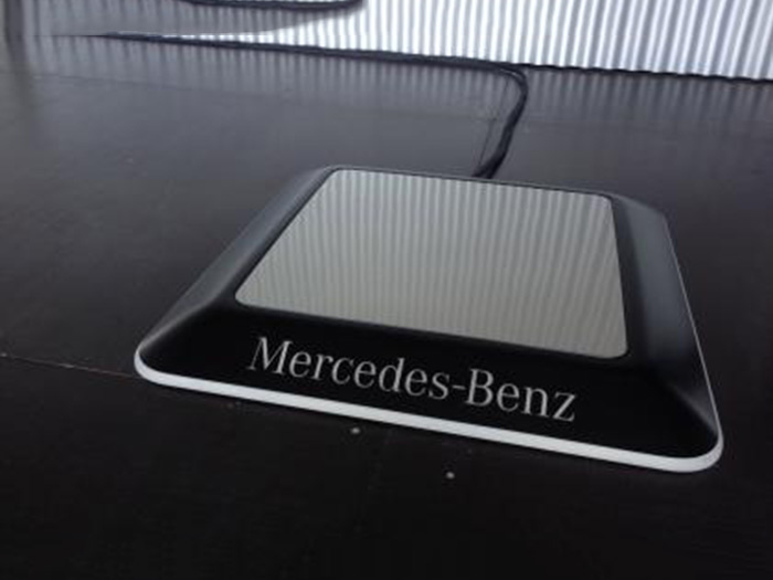 В автомобилях Mercedes-Benz появятся беспроводные зарядки